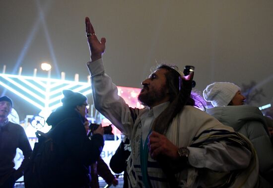 Церемония зажжения первой ханукальной свечи 