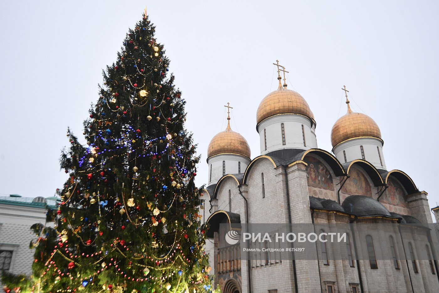 Украшение новогодней елки на Соборной площади Кремля