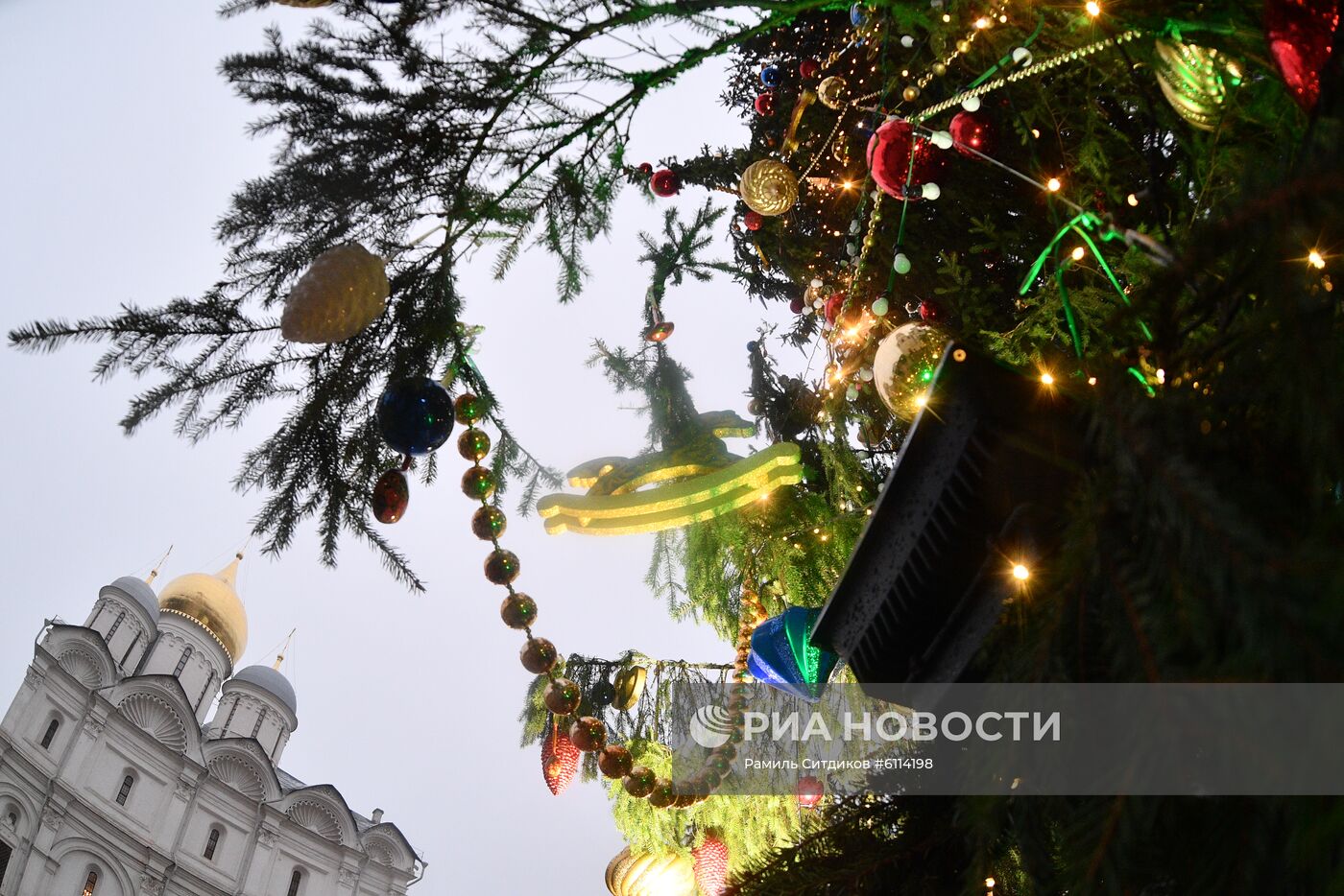 Украшение новогодней елки на Соборной площади Кремля