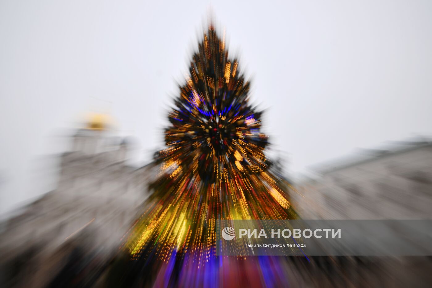 Украшение новогодней елки на Соборной площади Кремля
