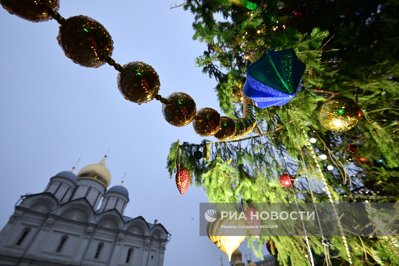 Украшение новогодней елки на Соборной площади Кремля