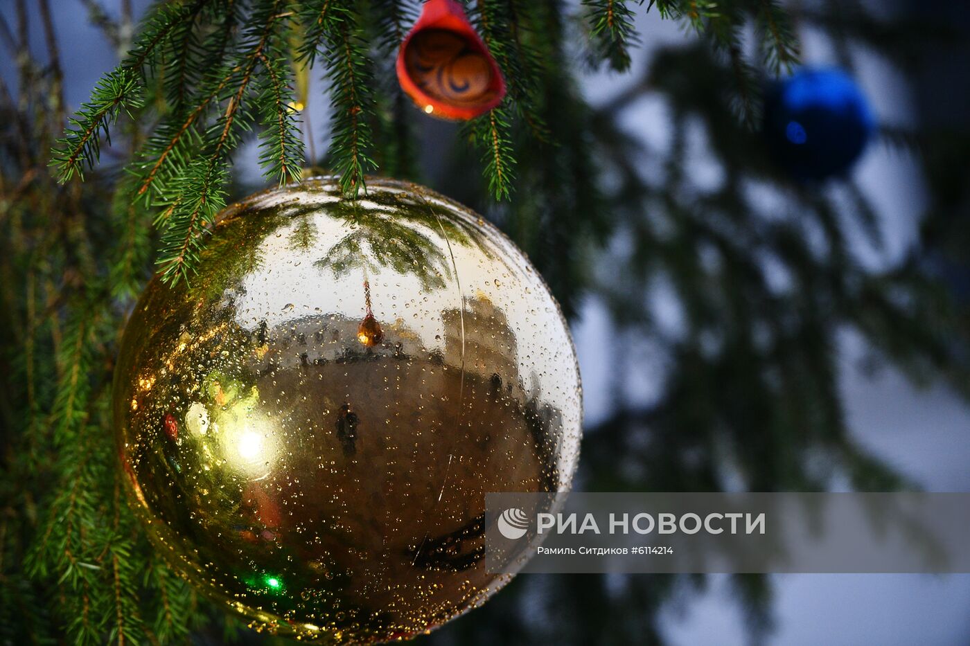 Украшение новогодней елки на Соборной площади Кремля