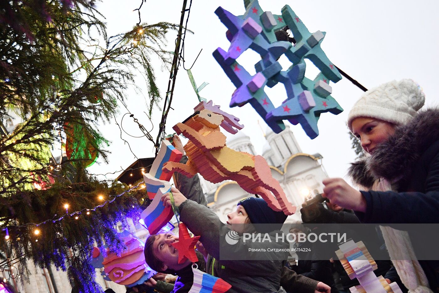 Украшение новогодней елки на Соборной площади Кремля