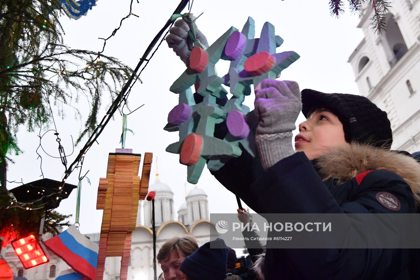 Украшение новогодней елки на Соборной площади Кремля