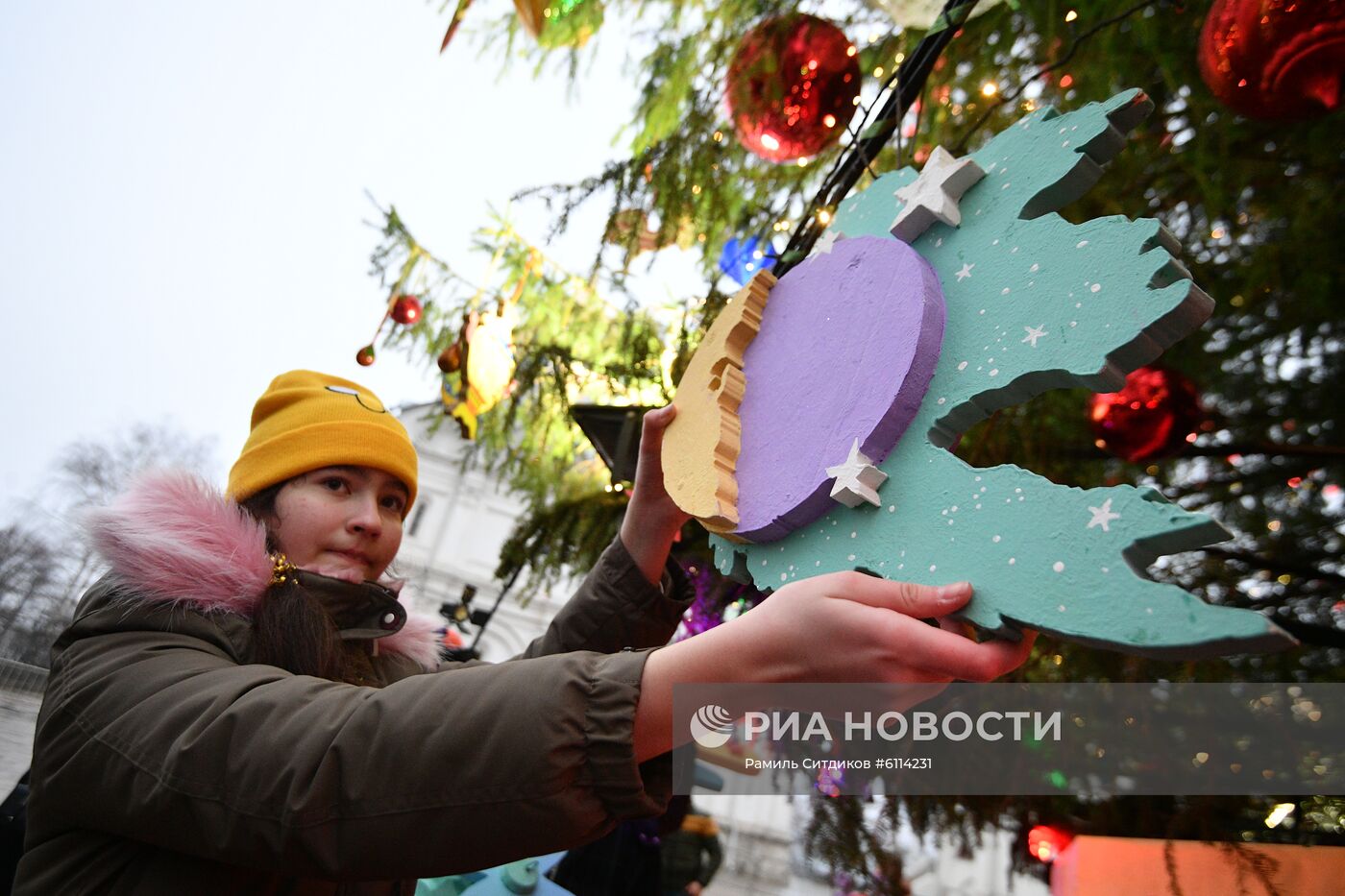 Украшение новогодней елки на Соборной площади Кремля