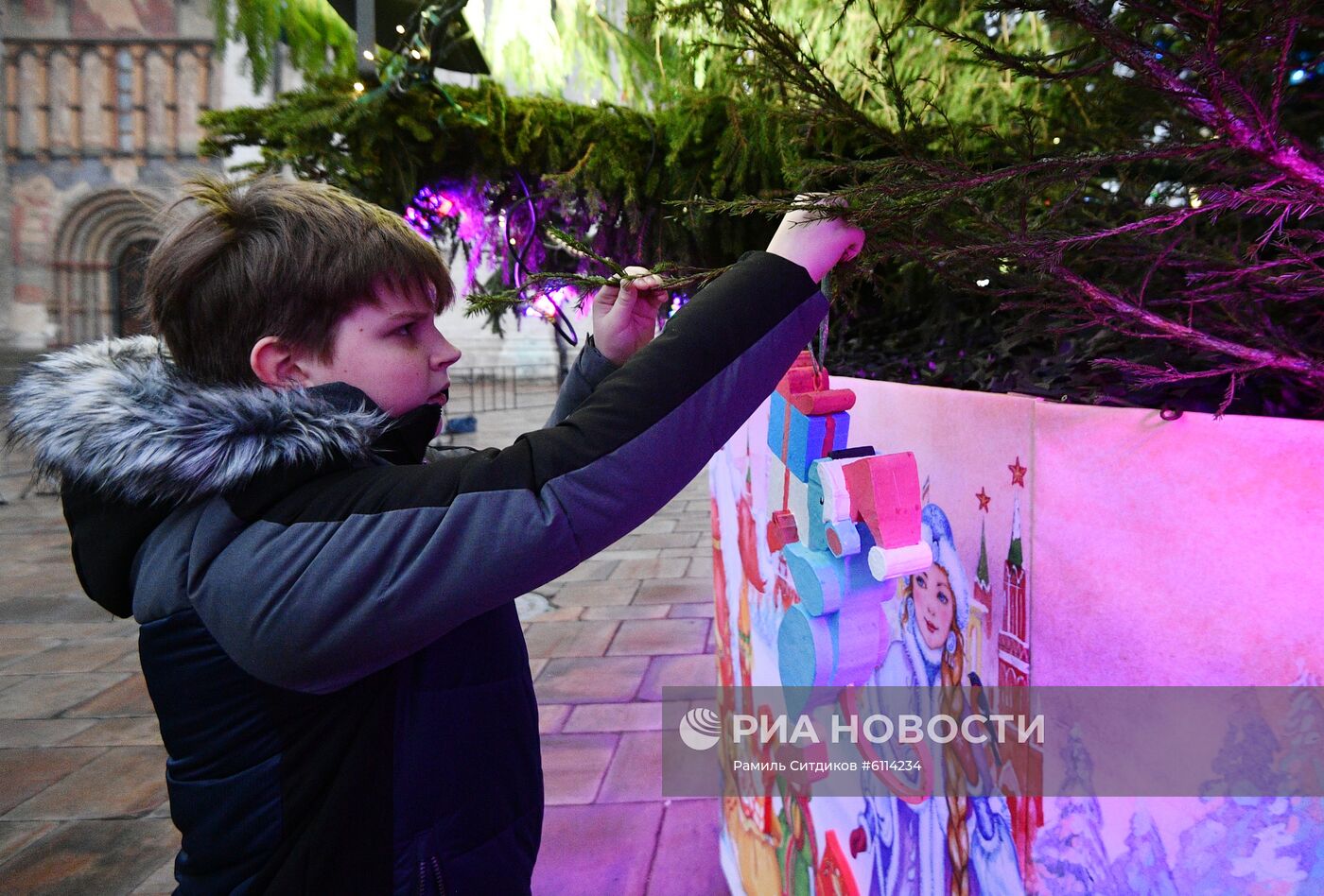Украшение новогодней елки на Соборной площади Кремля