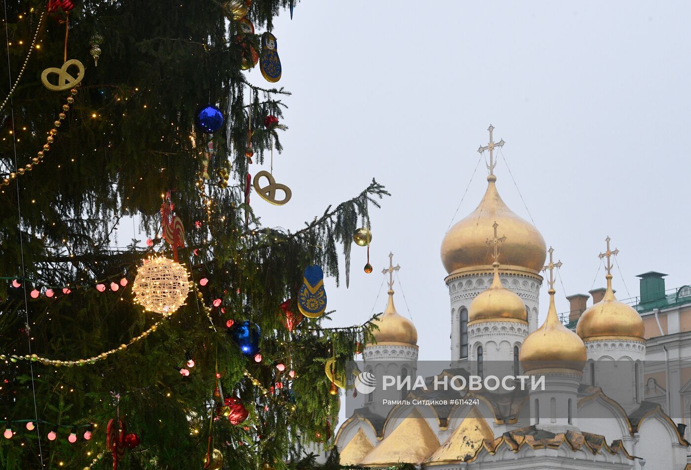 Украшение новогодней елки на Соборной площади Кремля