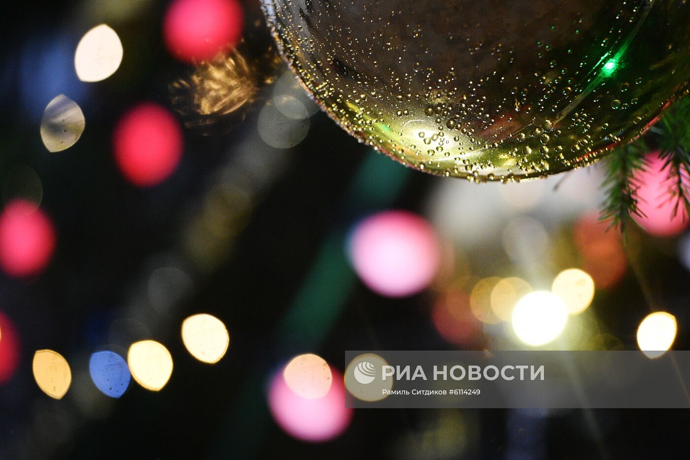 Украшение новогодней елки на Соборной площади Кремля