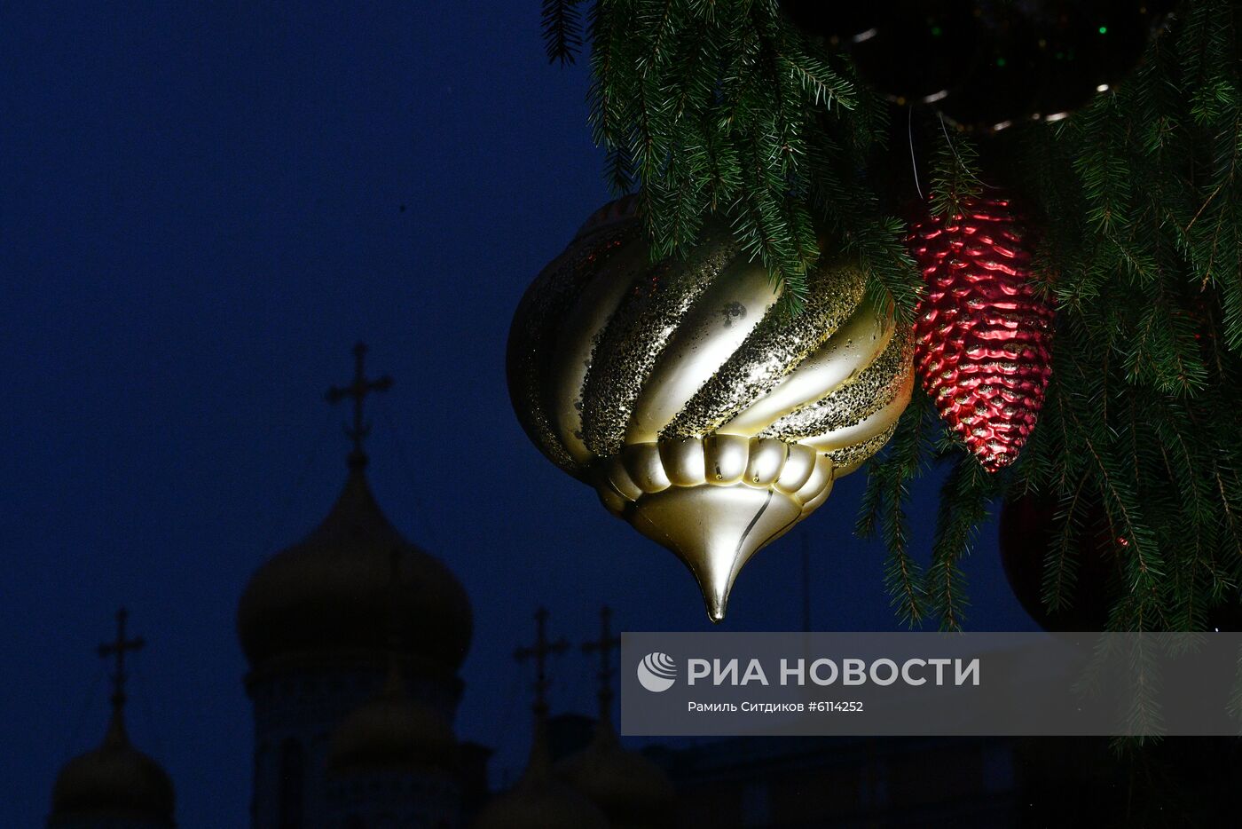 Украшение новогодней елки на Соборной площади Кремля