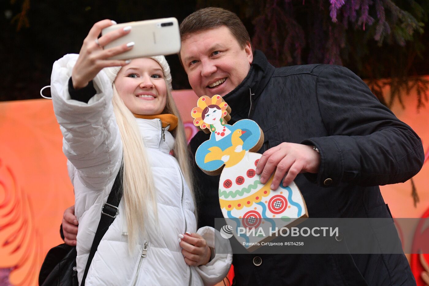 Украшение новогодней елки на Соборной площади Кремля