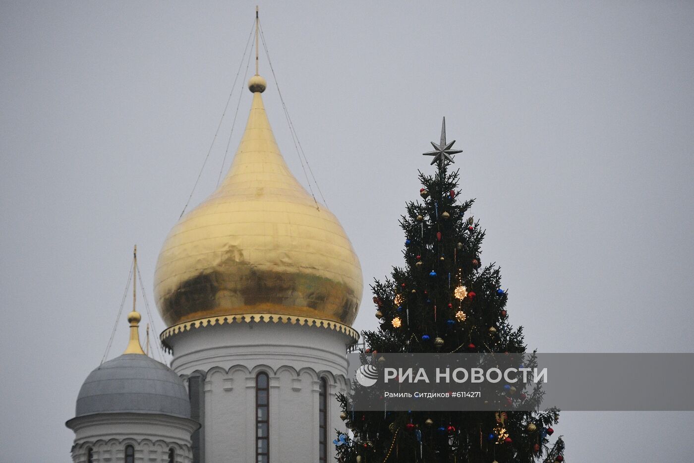 Украшение новогодней елки на Соборной площади Кремля