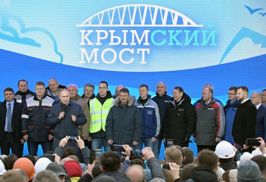 Президент РФ В. Путин открыл железнодорожное движение по Крымскому мосту