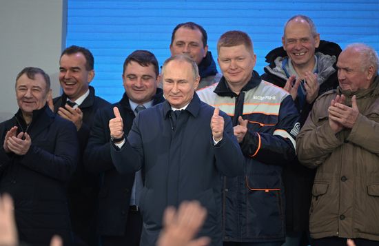 Президент РФ В. Путин открыл железнодорожное движение по Крымскому мосту