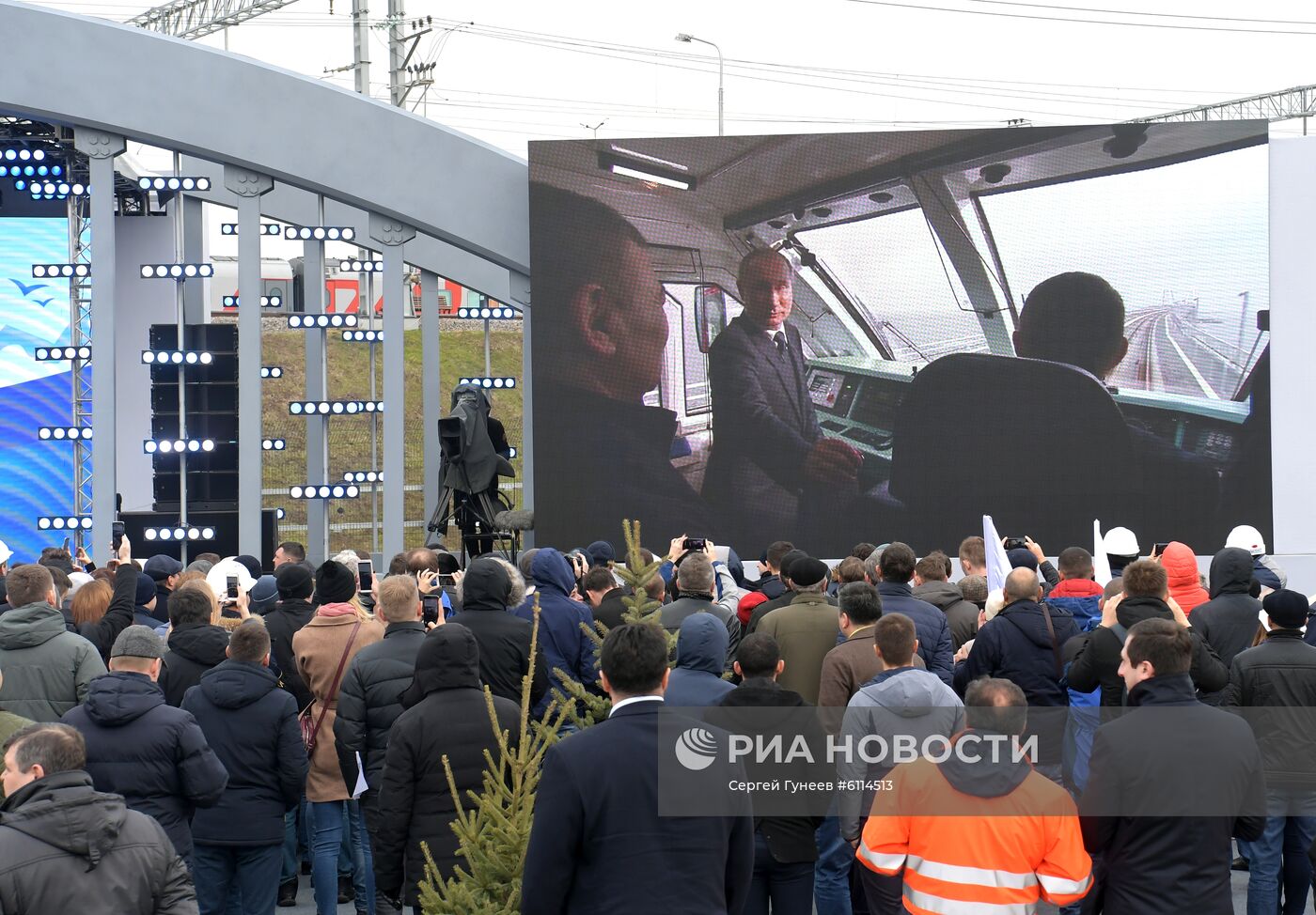 Президент РФ В. Путин открыл железнодорожное движение по Крымскому мосту