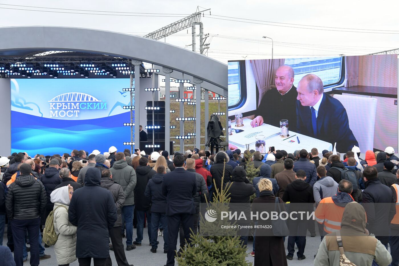 Президент РФ В. Путин открыл железнодорожное движение по Крымскому мосту