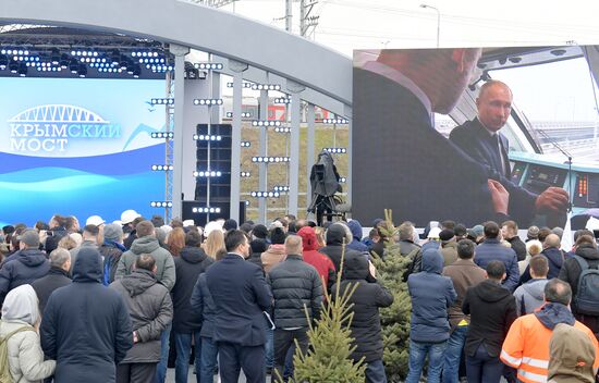Президент РФ В. Путин открыл железнодорожное движение по Крымскому мосту