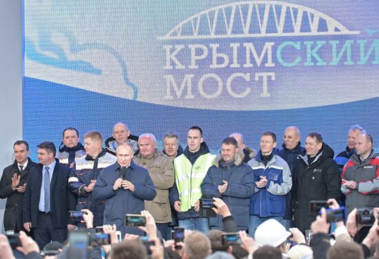 Президент РФ В. Путин открыл железнодорожное движение по Крымскому мосту