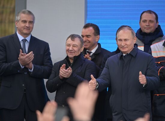 Президент РФ В. Путин открыл железнодорожное движение по Крымскому мосту
