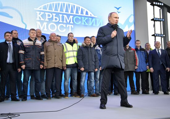 Президент РФ В. Путин открыл железнодорожное движение по Крымскому мосту
