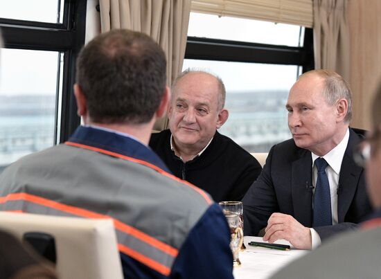 Президент РФ В. Путин открыл железнодорожное движение по Крымскому мосту