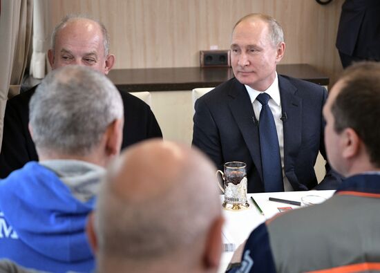 Президент РФ В. Путин открыл железнодорожное движение по Крымскому мосту