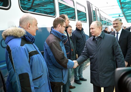 Президент РФ В. Путин открыл железнодорожное движение по Крымскому мосту
