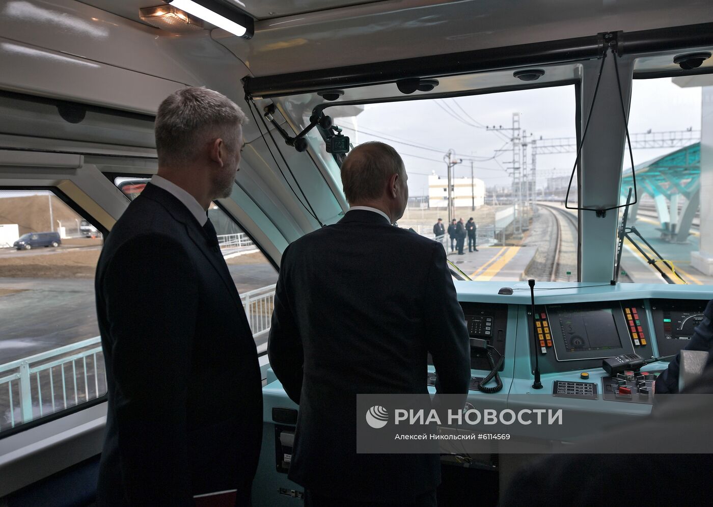 Президент РФ В. Путин открыл железнодорожное движение по Крымскому мосту