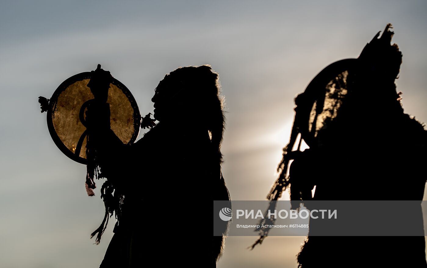 Шаманский ритуал на берегу озера Большие Аллаки в Челябинской области