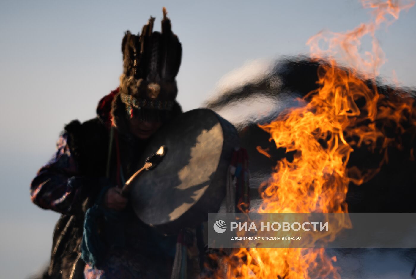 Шаманский ритуал на берегу озера Большие Аллаки в Челябинской области