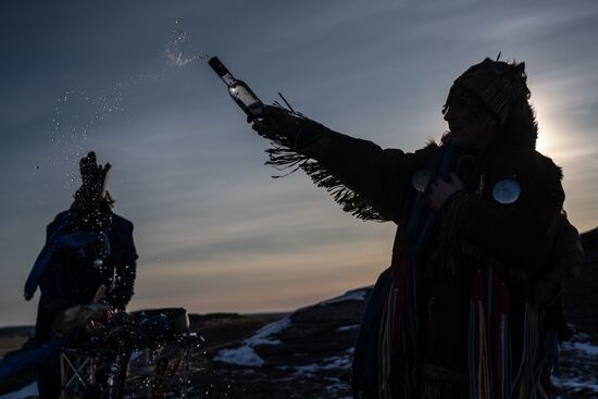 Шаманский ритуал на берегу озера Большие Аллаки в Челябинской области
