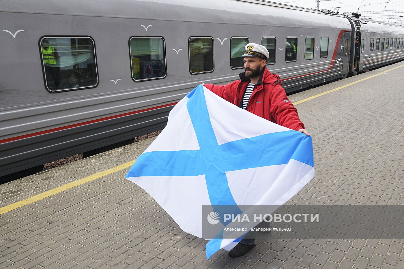 Первый пассажирский поезд Санкт-Петербург - Крым