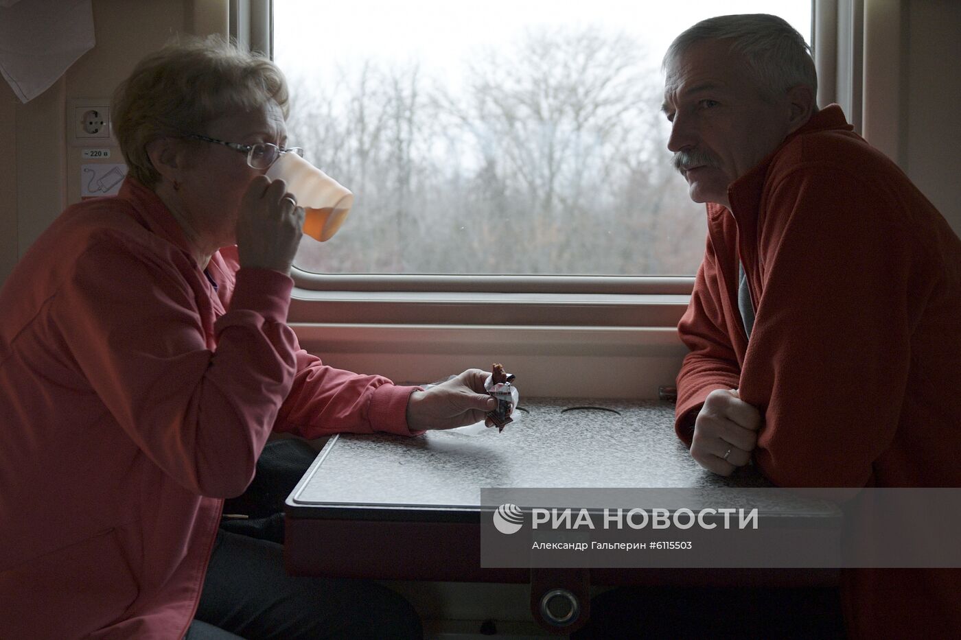 Первый пассажирский поезд Санкт-Петербург - Крым