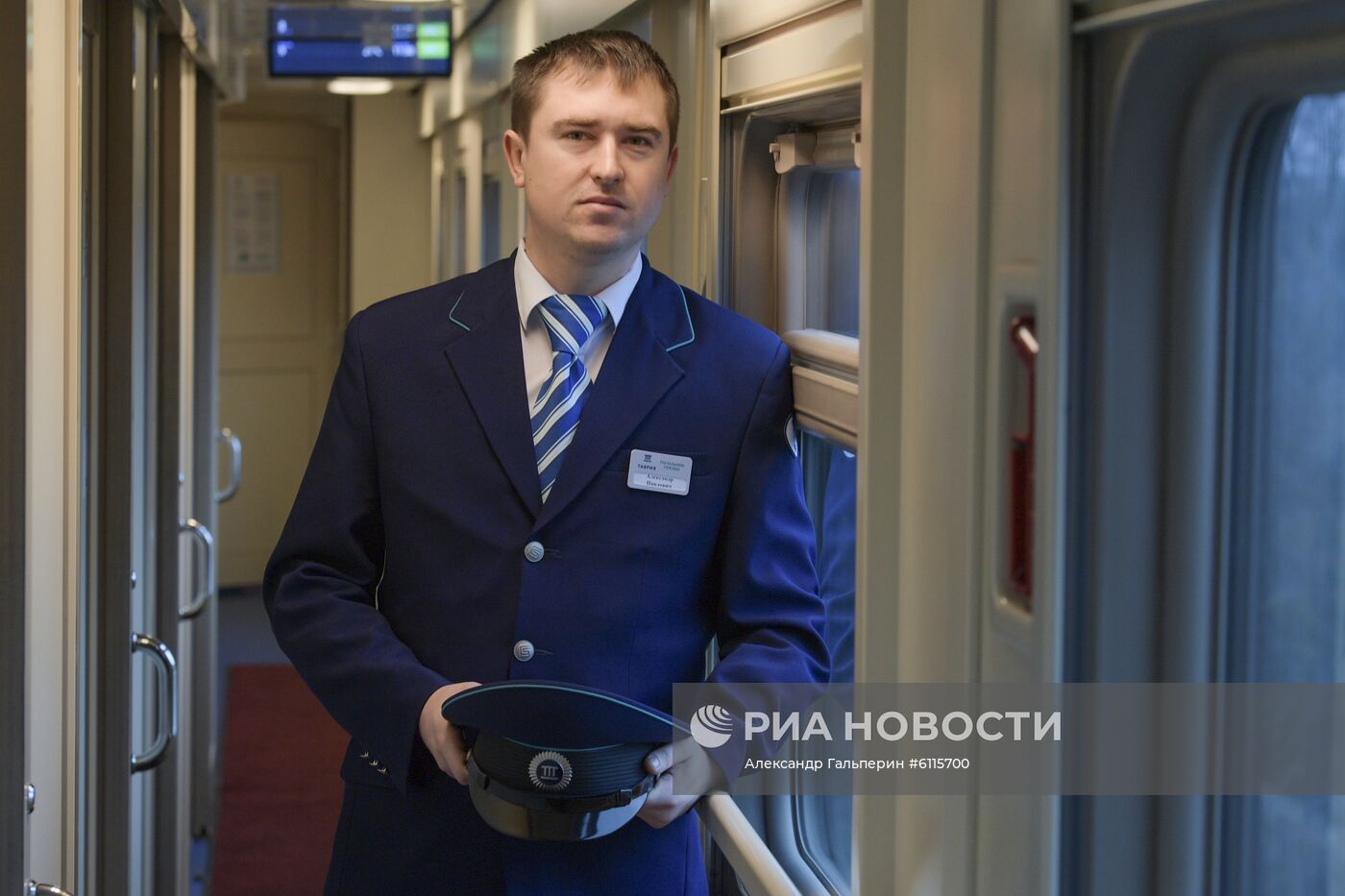 Первый пассажирский поезд Санкт-Петербург - Крым