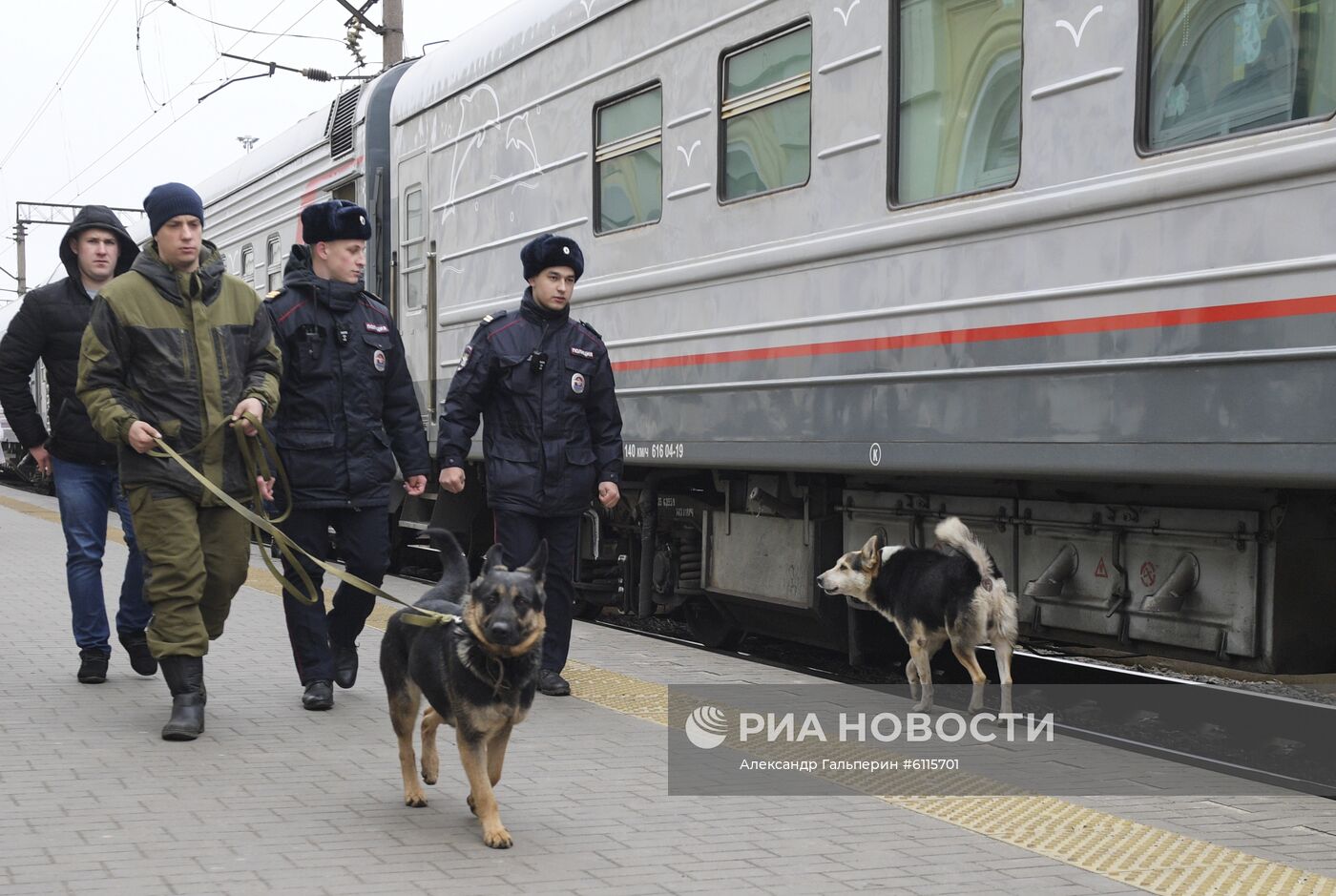 Первый пассажирский поезд Санкт-Петербург - Крым