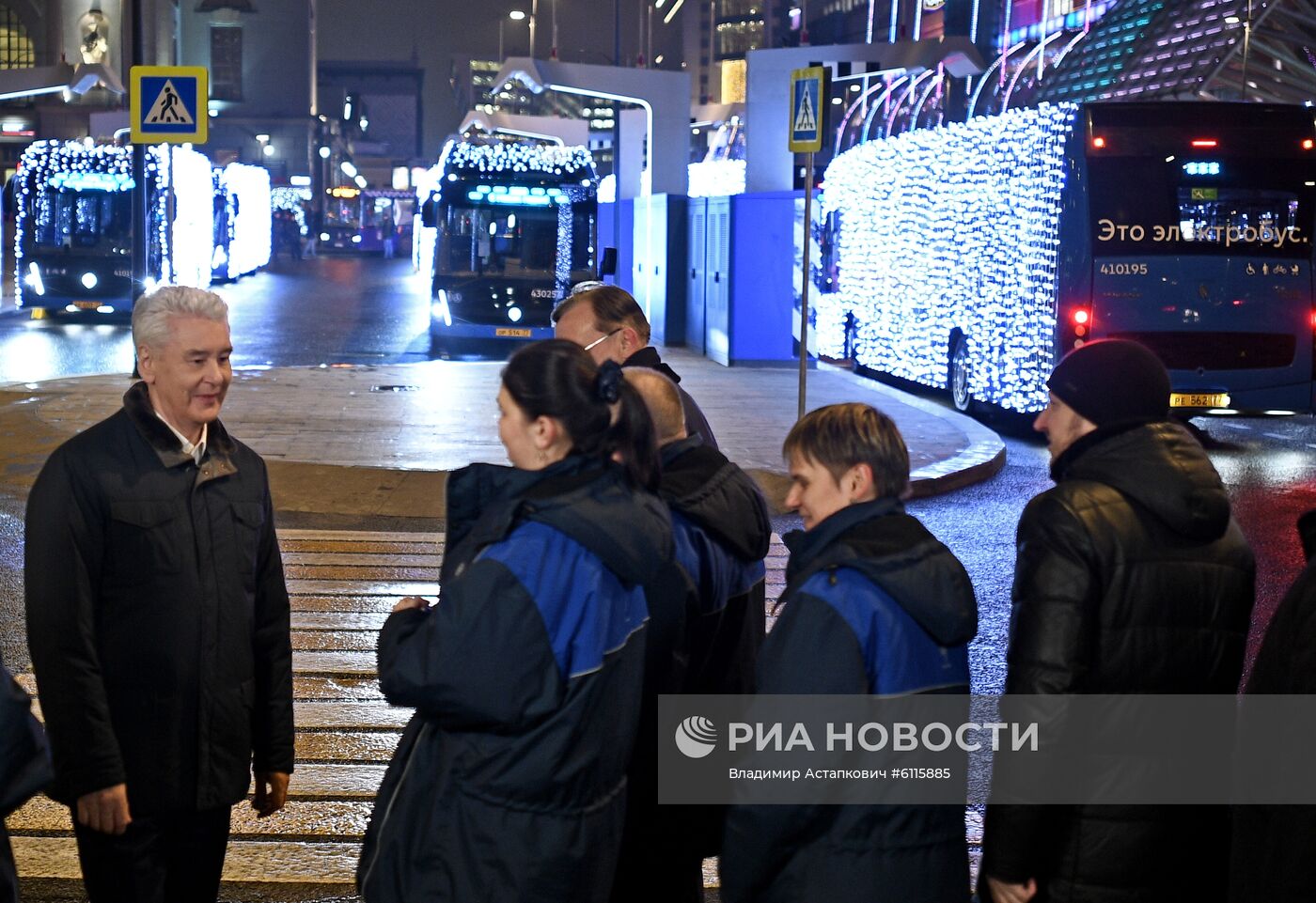 Электробусы с новогодним оформлением запустили в Москве 