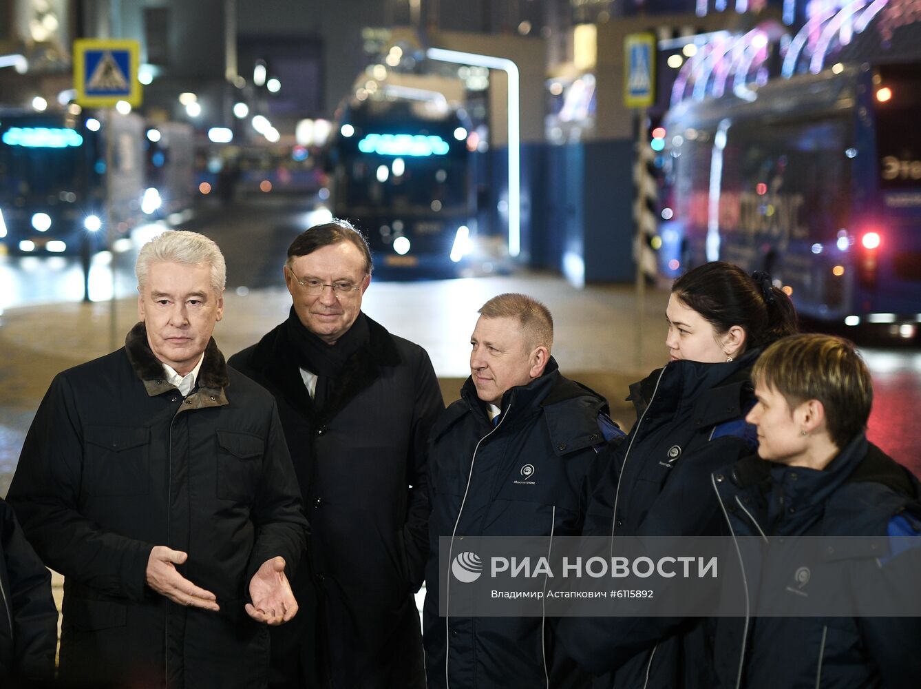 Электробусы с новогодним оформлением запустили в Москве 