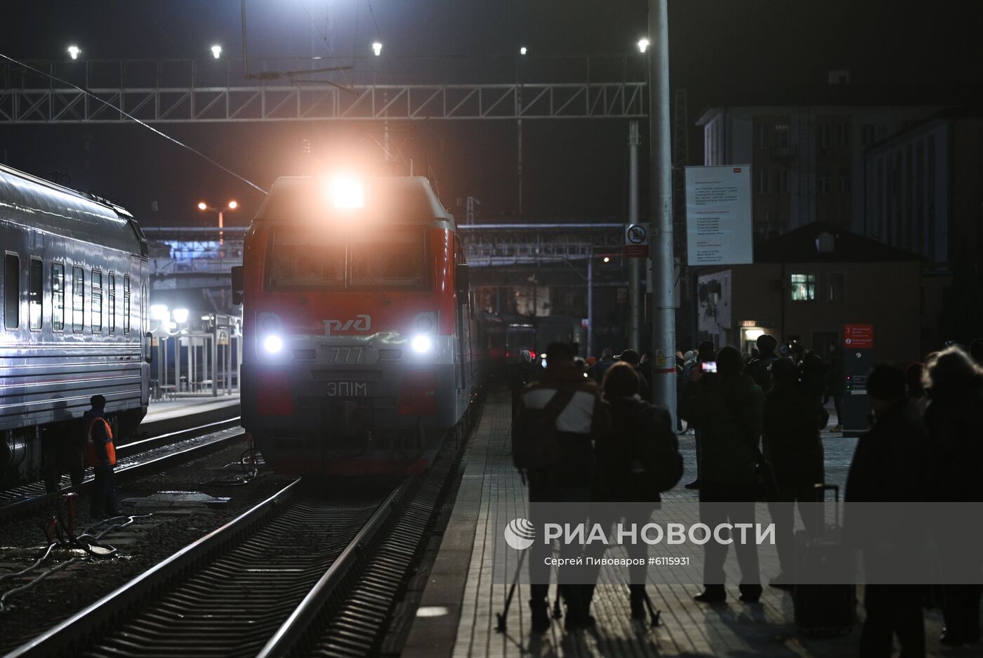 Первый пассажирский поезд Санкт-Петербург - Крым