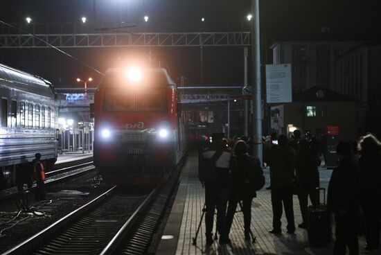 Первый пассажирский поезд Санкт-Петербург - Крым