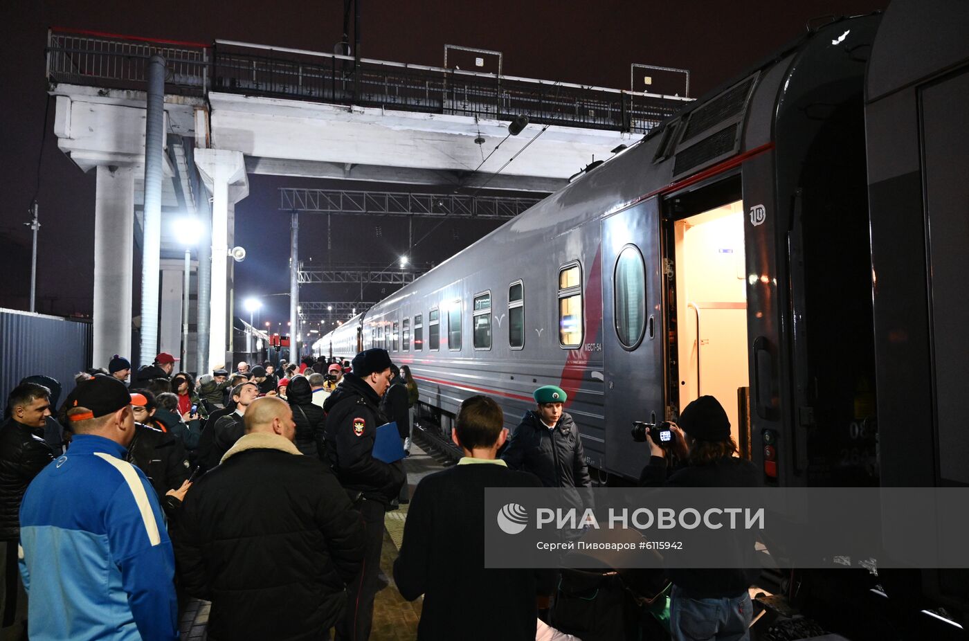 Первый пассажирский поезд Санкт-Петербург - Крым