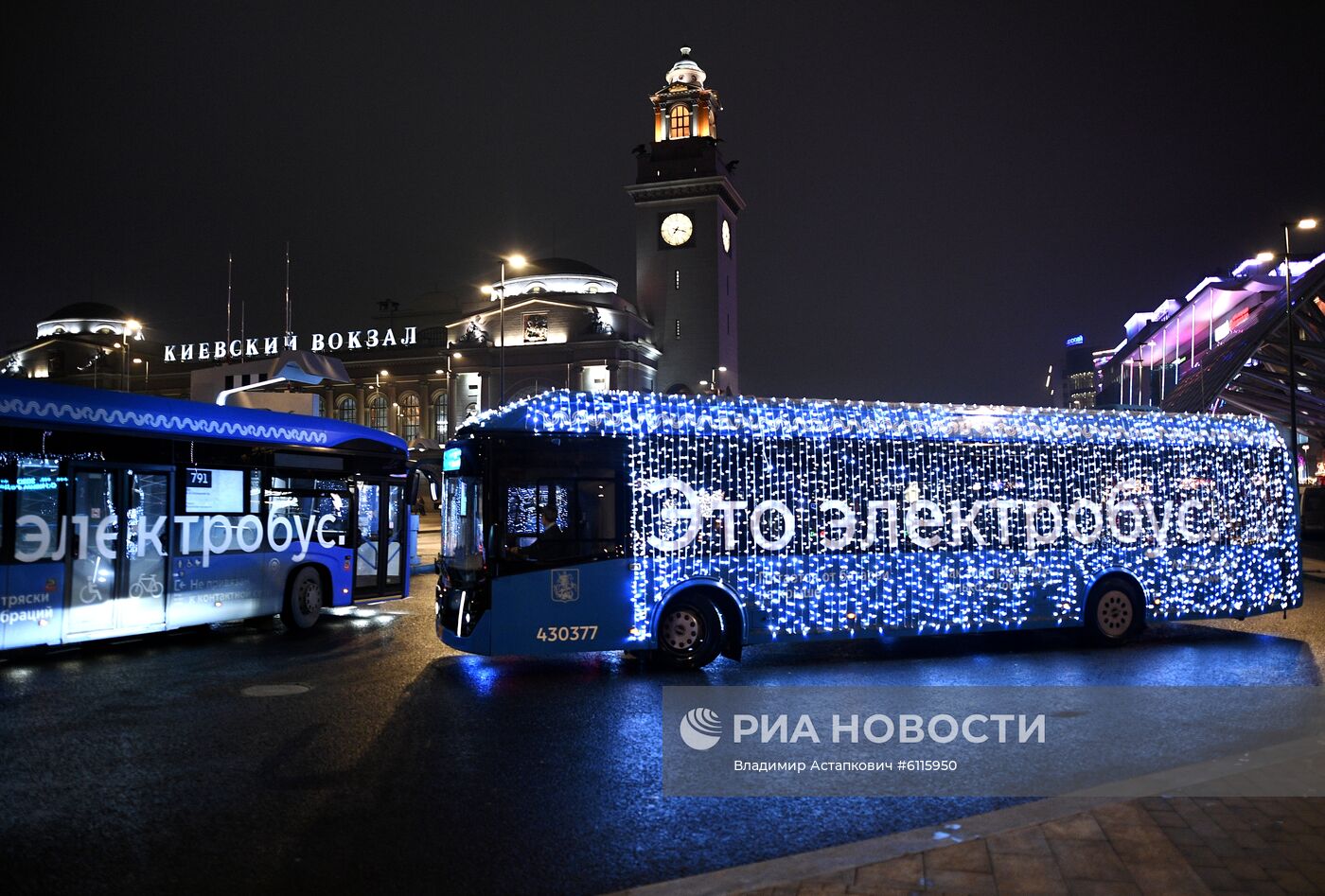 Электробусы с новогодним оформлением запустили в Москве 