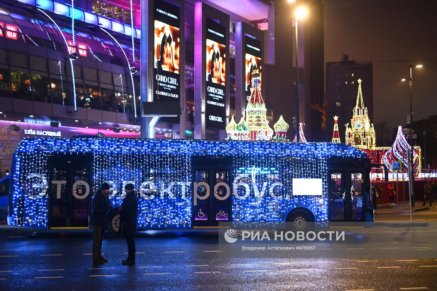 Электробусы с новогодним оформлением запустили в Москве 