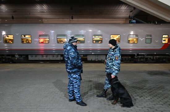 Первый пассажирский поезд Санкт-Петербург - Крым