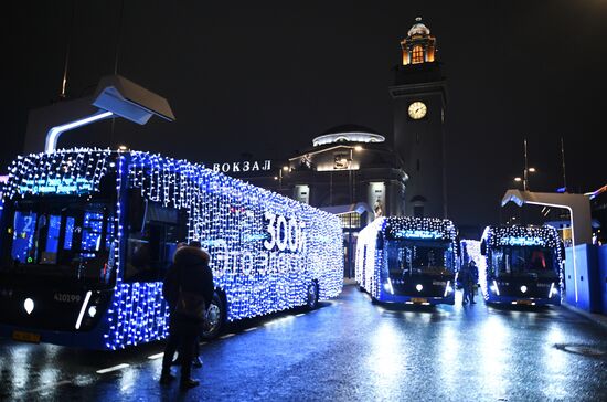 Электробусы с новогодним оформлением запустили в Москве 
