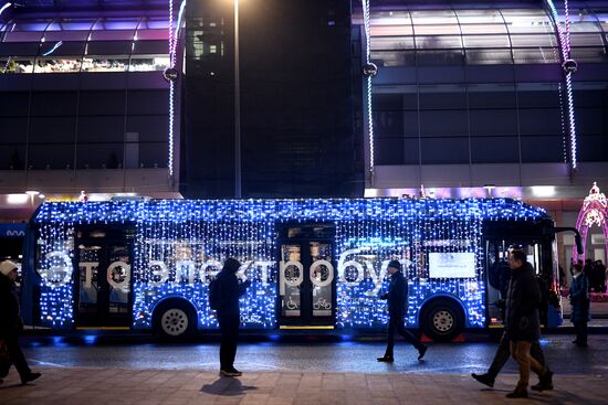 Электробусы с новогодним оформлением запустили в Москве 