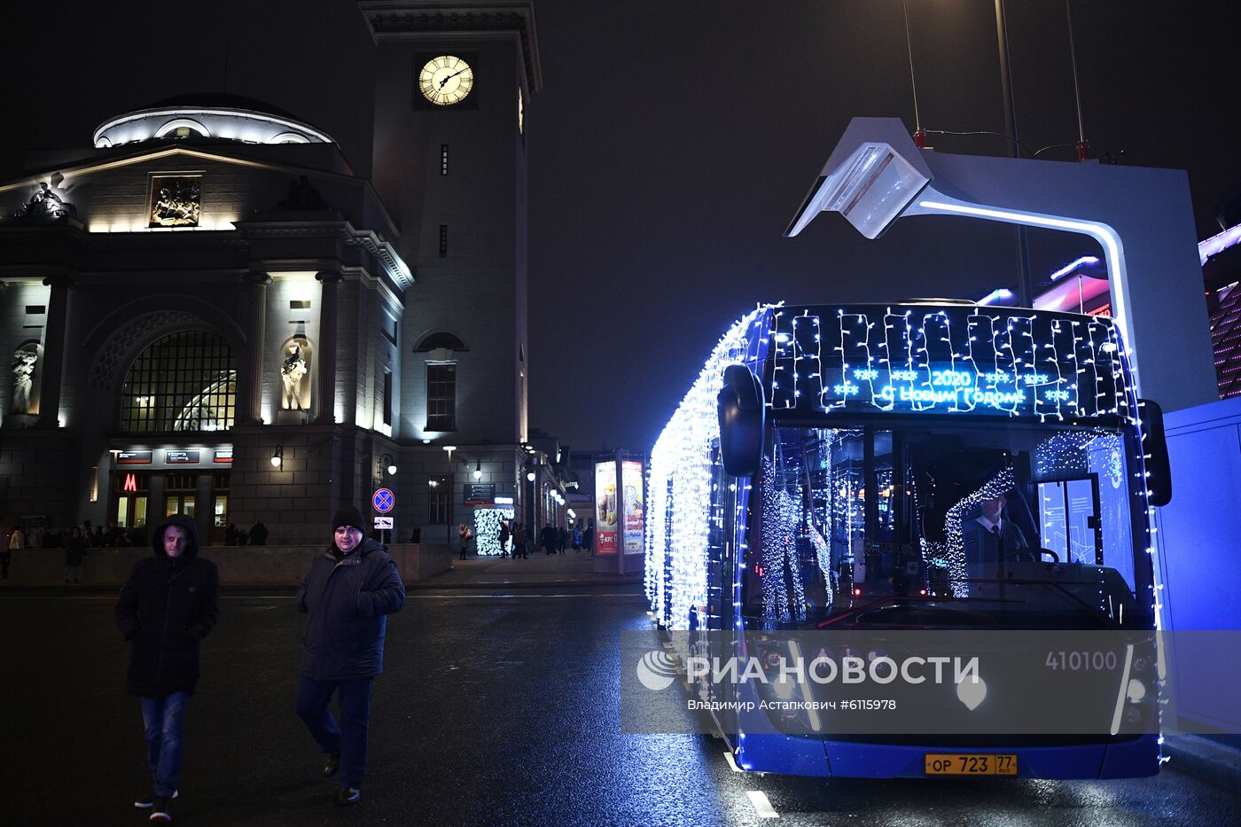 Электробусы с новогодним оформлением запустили в Москве 