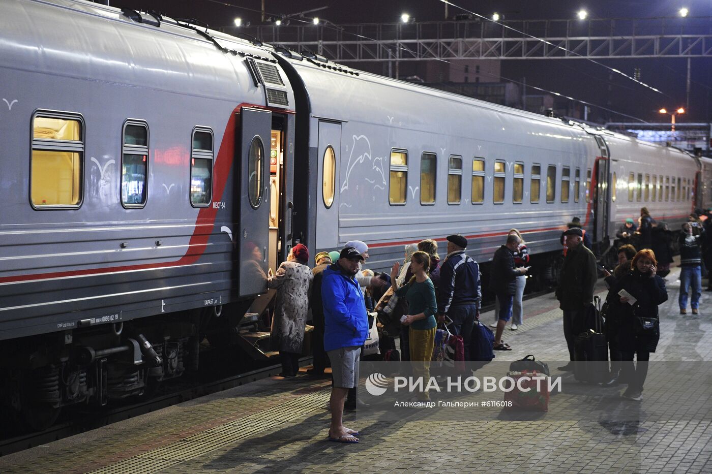 Первый пассажирский поезд Санкт-Петербург - Крым