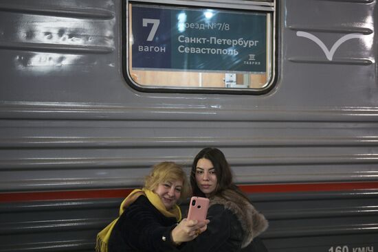 Первый пассажирский поезд Санкт-Петербург - Крым