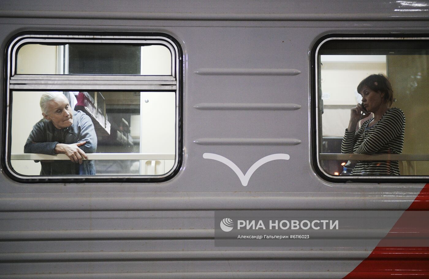 Первый пассажирский поезд Санкт-Петербург - Крым