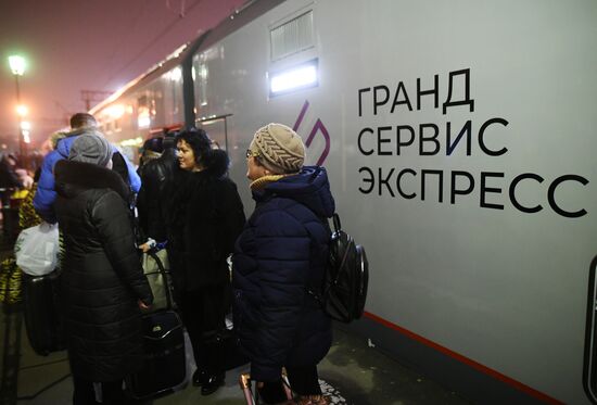 Отправление поезда "Таврия" из Москвы в Крым  