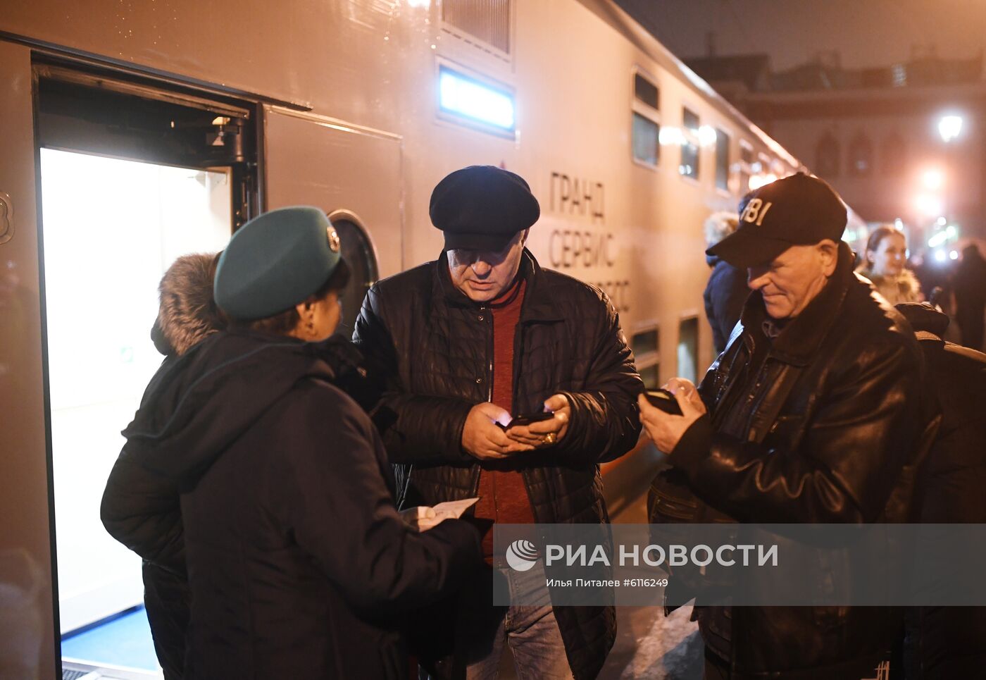 Отправление поезда "Таврия" из Москвы в Крым  